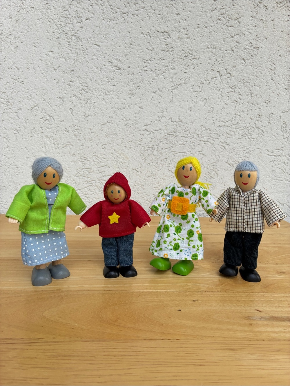 Hape happy wooden family  4 characters